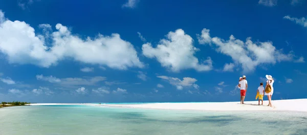 Familie mit Kindern im Strandurlaub — Stockfoto