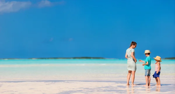 Madre e bambini su una spiaggia tropicale — Foto Stock