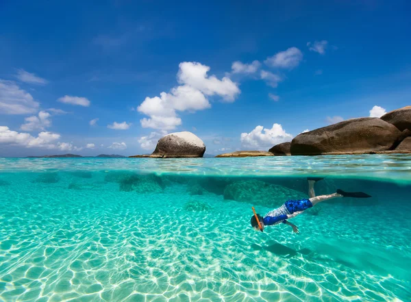 Petit garçon plongeant en apnée dans les eaux tropicales — Photo
