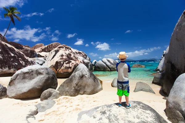 Mały chłopiec korzystających plazy — Zdjęcie stockowe