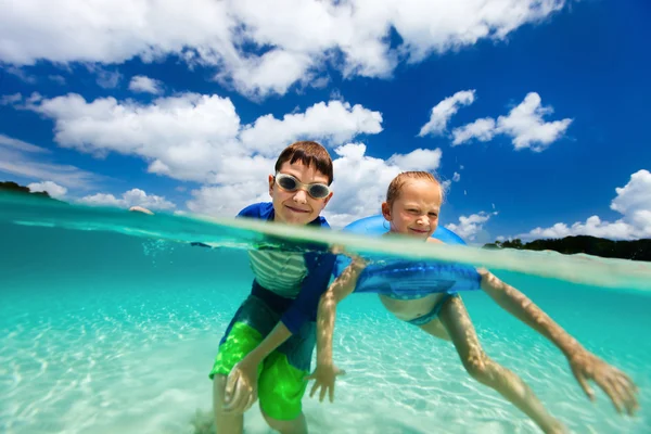 Bambini in vacanza — Foto Stock