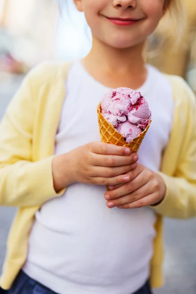 Mała dziewczynka jedząca lody — Zdjęcie stockowe