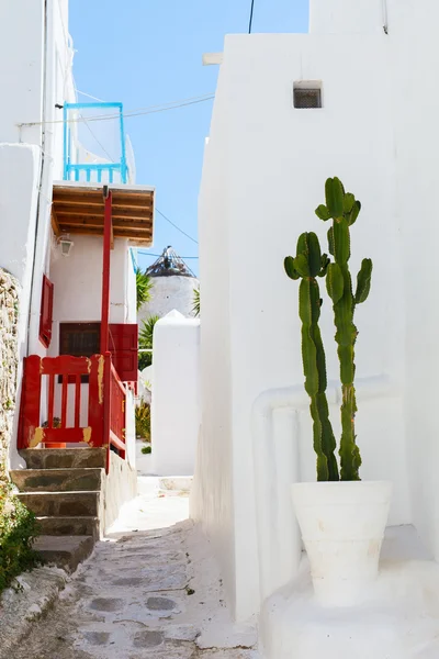 Traditionele straat van Mykonos eiland in Griekenland — Stockfoto