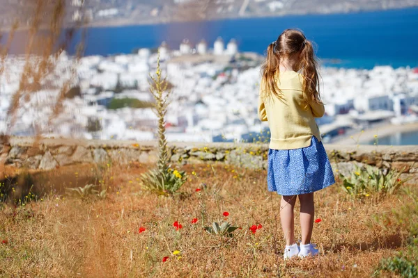 Niedliches kleines Mädchen genießt die Aussicht — Stockfoto