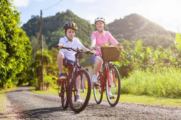 Aile üzerinde Bisiklete binmek — Stok fotoğraf