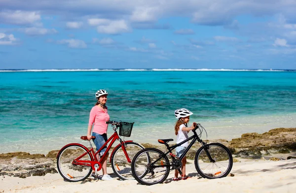 Famiglia in bicicletta — Foto Stock