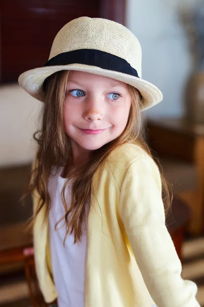 Little girl outdoors — Stock Photo, Image