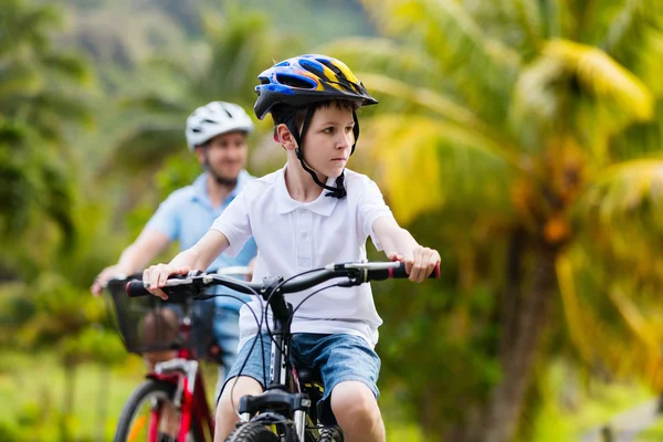 Familie op fietstocht — Stockfoto