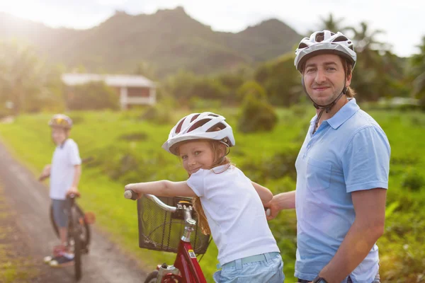 Famiglia in bicicletta — Foto Stock