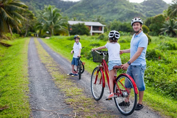 Familie op fietstocht — Stockfoto