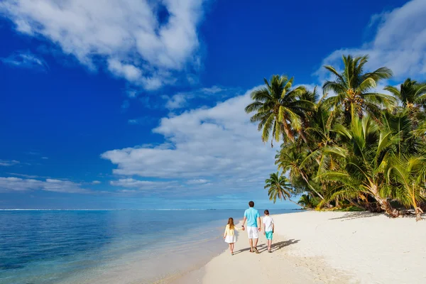 Vater und Kinder im Sommerurlaub — Stockfoto