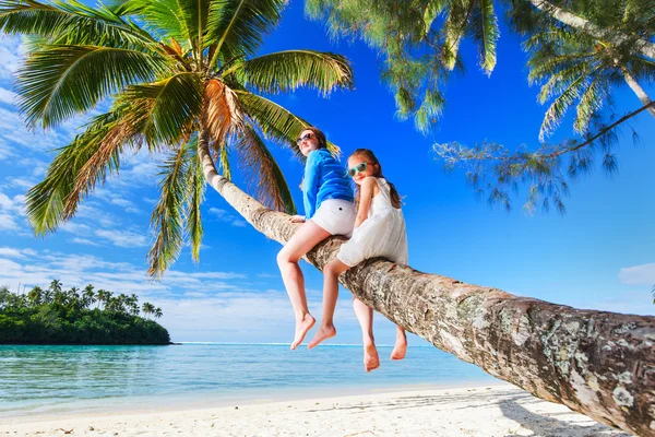 Familjen på strandsemester — Stockfoto