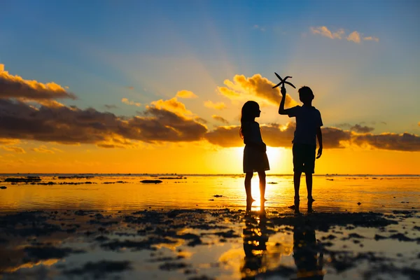 Kinderen bij zonsondergang — Stockfoto