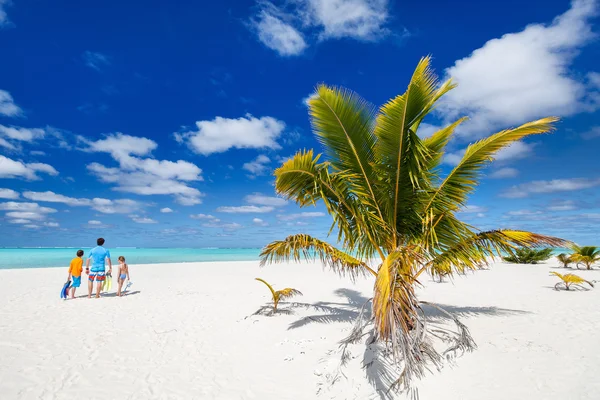 Far med barnen på stranden — Stockfoto