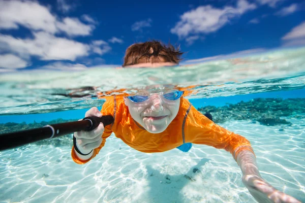 Niño nadando bajo el agua — Foto de Stock