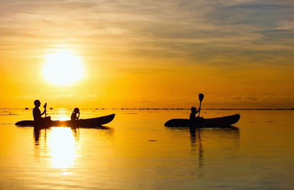 皮划艇在日落时分的家庭 — 图库照片