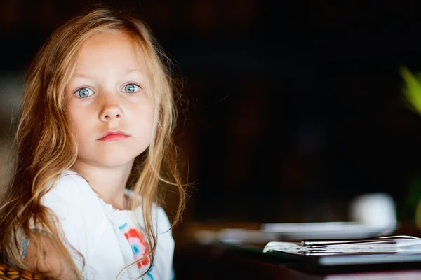 Αξιολάτρευτο ξανθό κοριτσάκι — Φωτογραφία Αρχείου