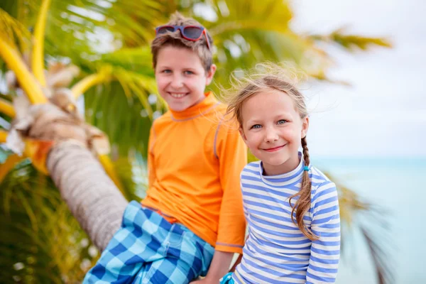 Två barn på stranden — Stockfoto