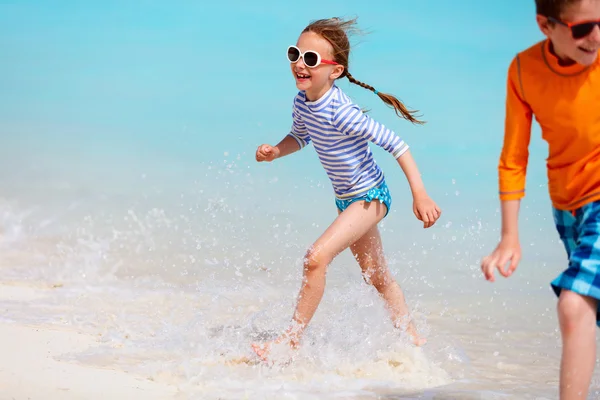 Kids having fun at beach — Stock Photo, Image