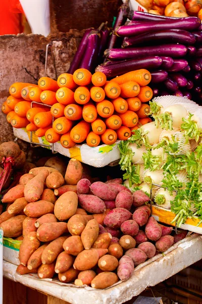Овочі на ринку — стокове фото