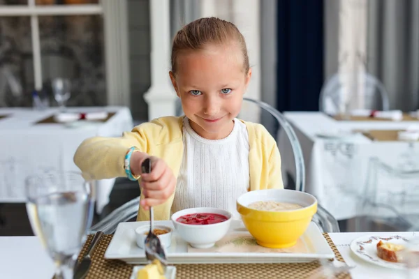 Kleines Mädchen frühstückt — Stockfoto