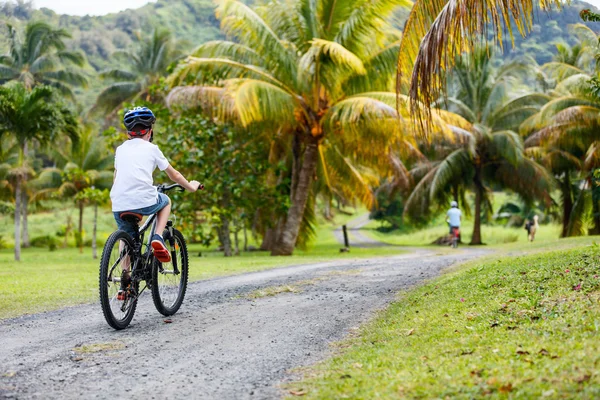 Jugendlicher Junge auf Radtour — Stockfoto