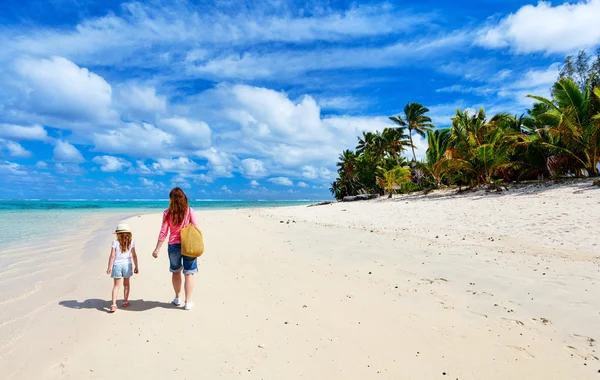 Madre e hija en una playa —  Fotos de Stock