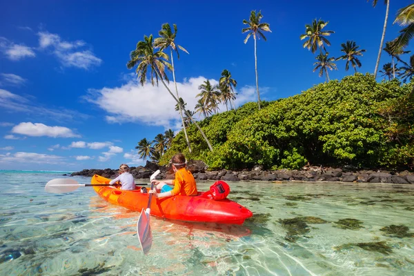 Kids kayaking in ocean — Stock Photo, Image