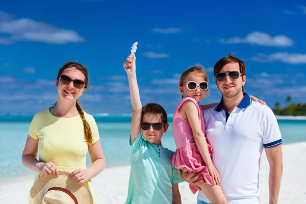 Familia en unas vacaciones de playa tropical — Foto de Stock