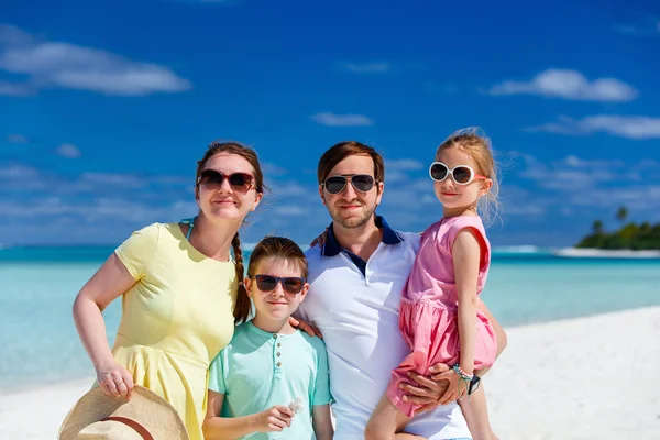 Rodzina na wakacje na tropikalnej plaży — Zdjęcie stockowe