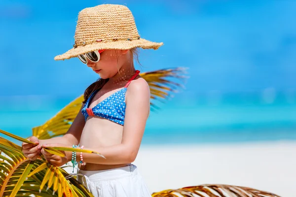 Adorable little girl at beach — Stock Photo, Image