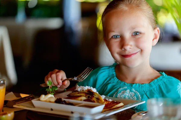 Küçük kız yemek kahvaltı — Stok fotoğraf