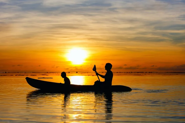 Caiaque em família ao pôr do sol — Fotografia de Stock