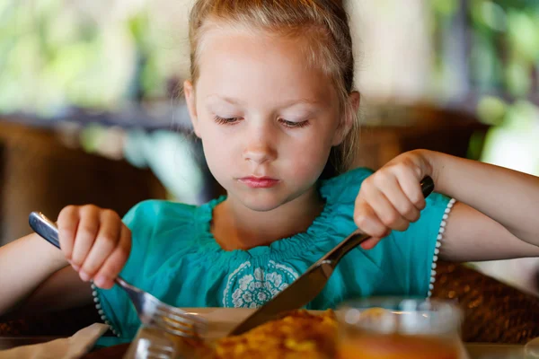 Menina tomando café da manhã — Fotografia de Stock