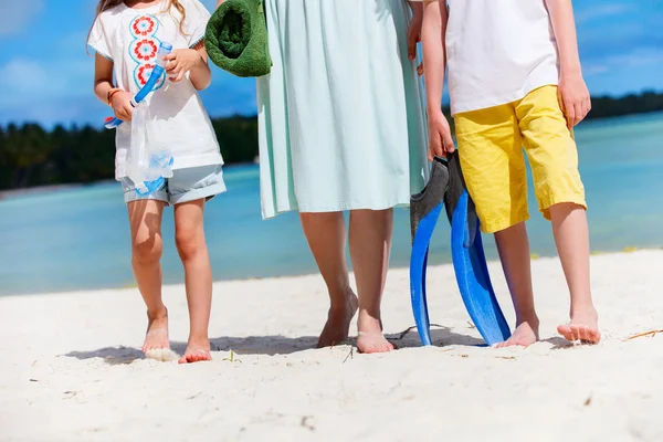 Rodzina na wakacje na plaży — Zdjęcie stockowe