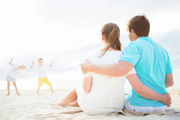 Rodzina na wakacje na tropikalnej plaży — Zdjęcie stockowe