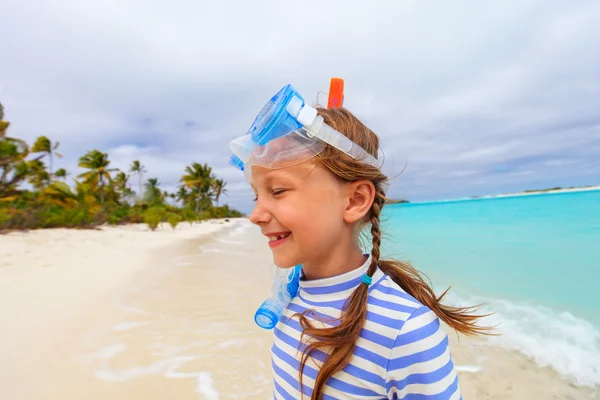 Entzückendes kleines Mädchen am Strand — Stockfoto