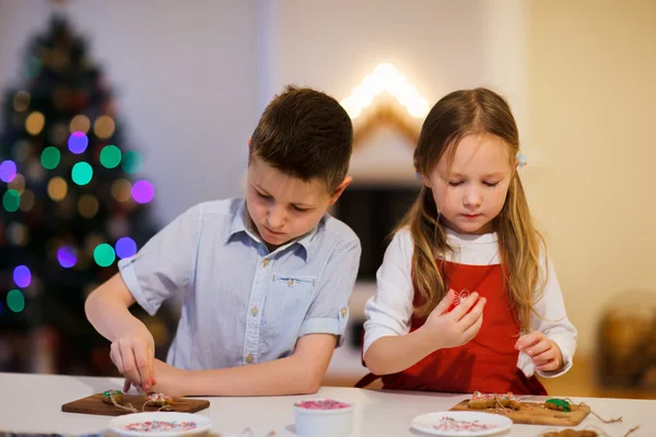 Crianças fazendo biscoitos de Natal — Fotografia de Stock