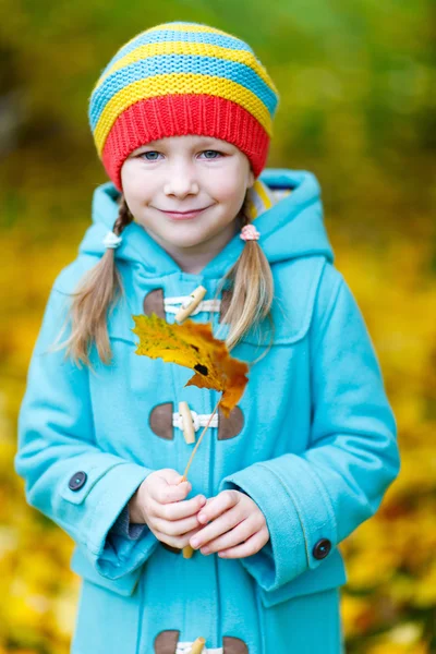 Little girl outdoors on autumn day — Stock Photo, Image