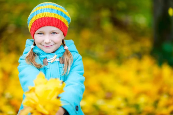 Little girl outdoors on autumn day — Stock Photo, Image