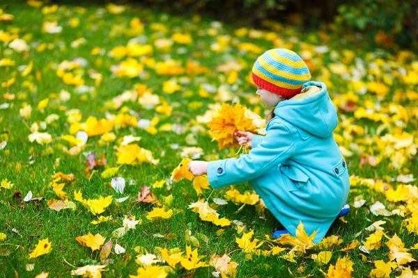 Bambina all'aperto il giorno d'autunno — Foto Stock