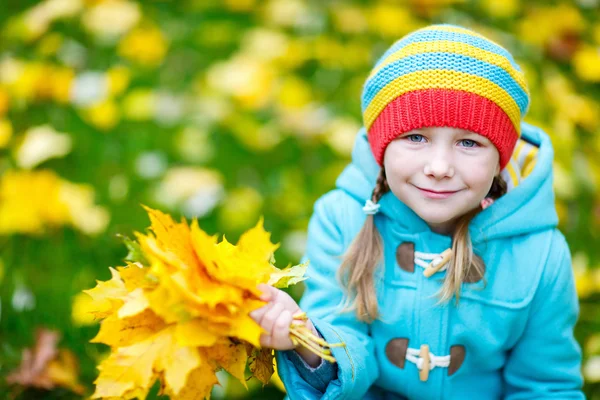 Little girl outdoors on autumn day — Stock Photo, Image