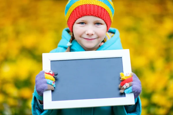 Klein meisje buitenshuis op herfstdag — Stockfoto