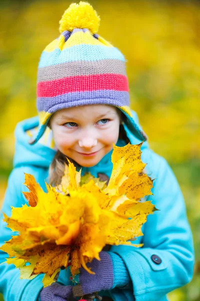Menina ao ar livre no dia de outono — Fotografia de Stock