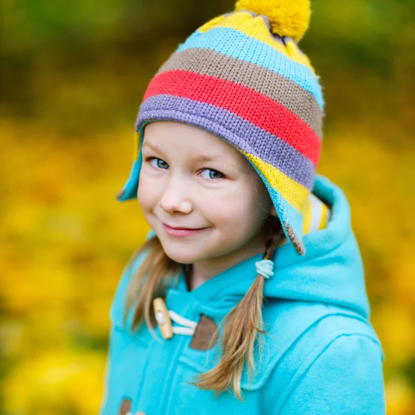 Klein meisje buitenshuis op herfstdag — Stockfoto