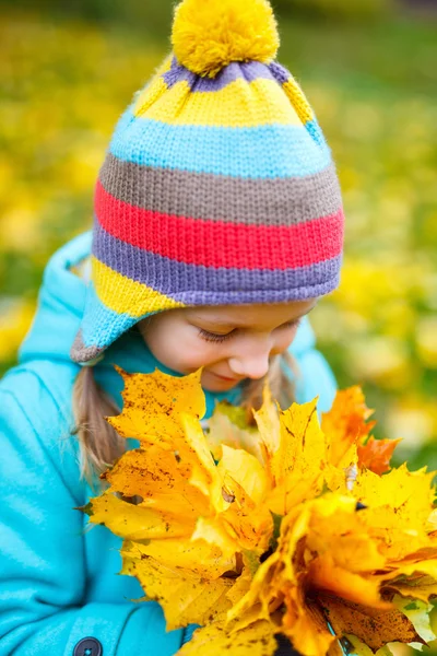 Klein meisje buitenshuis op herfstdag — Stockfoto