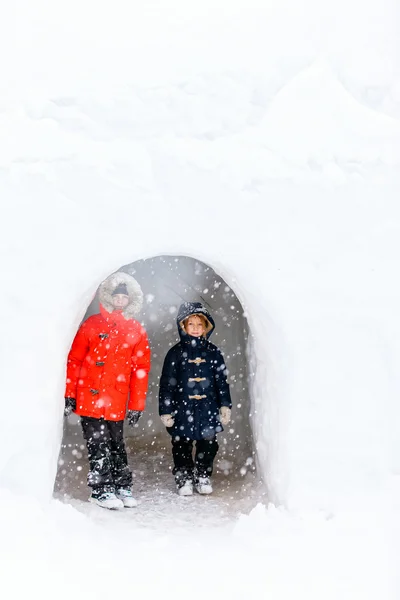 Děti venku v zimě — Stock fotografie