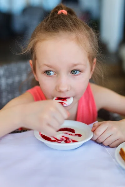 Little girl eating breakfast — Stock Photo, Image