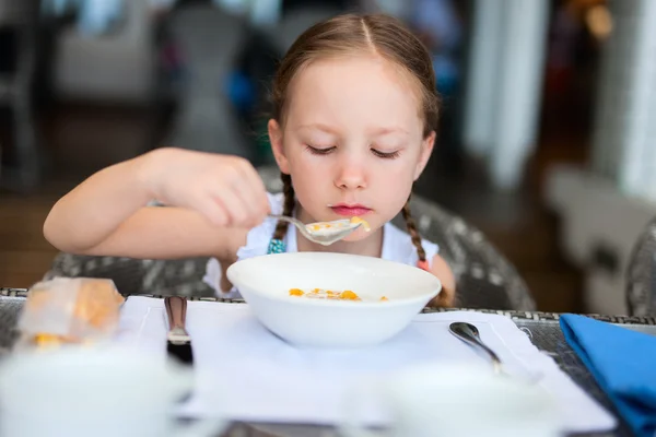 Liten flicka äter frukost — Stockfoto