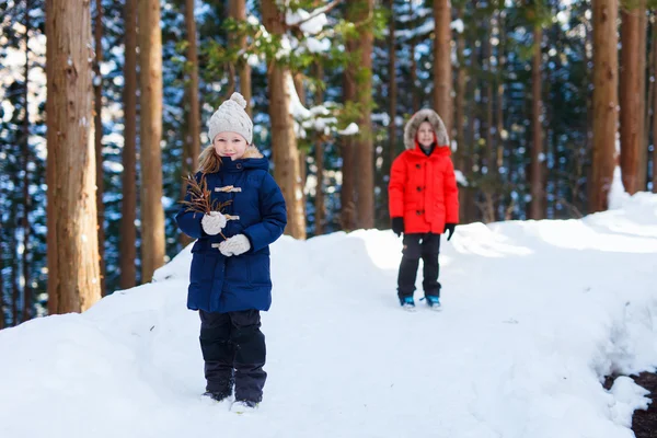 Niños al aire libre en invierno —  Fotos de Stock